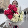 25 розовых и белых пышных роз